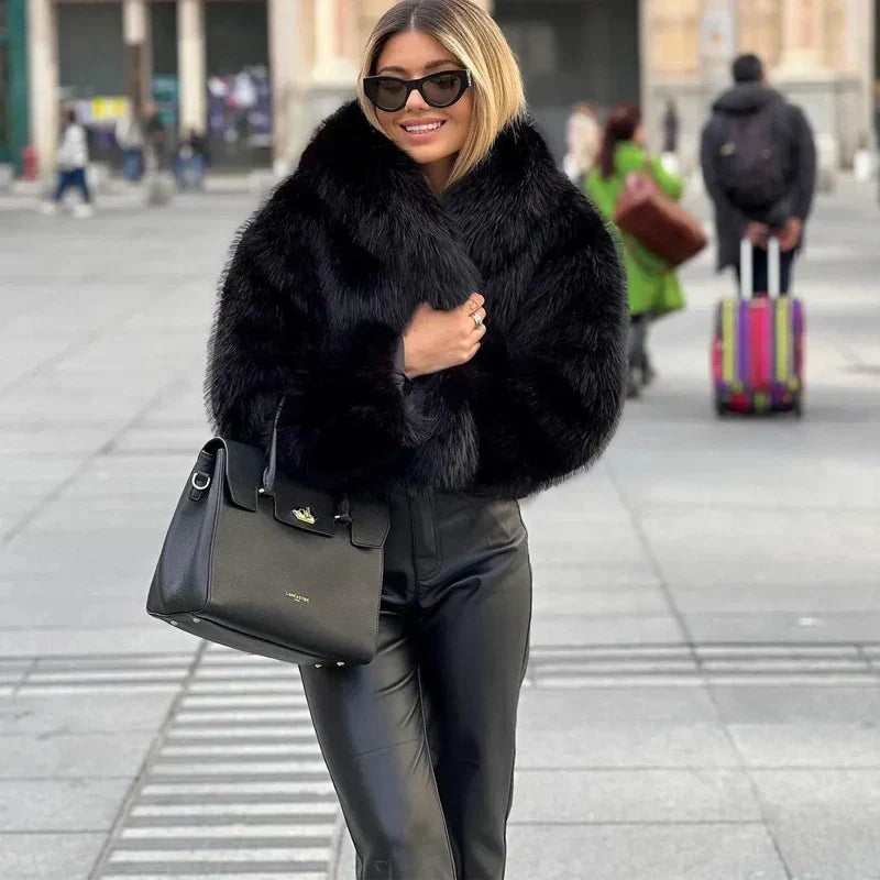 Plush Winter Coat Made of Faux Fur for Women with Hood and Pockets | Ideal for Autumn/Winter