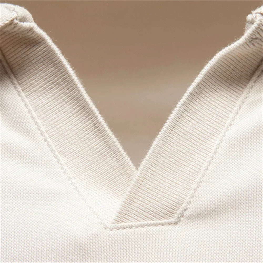 FRANK™ | ATMUNGSAKTIVES POLOSHIRT MIT V-AUSSCHNITT